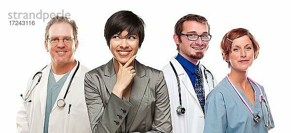 Junge gemischte Rasse Frau mit Ärzten und Ärztin vor einem weißen Hintergrund