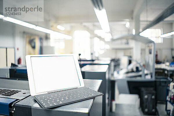 Digitales Tablet mit Tastatur an der Ausrüstung im Werk