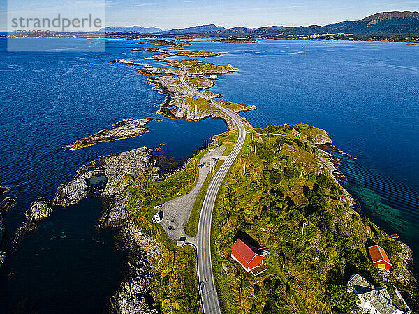 Norwegen  More og Romsdal  Luftaufnahme der Atlantikstraße  die sich über die Schären in der Norwegischen See erstreckt