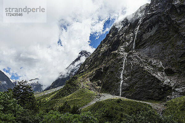 Neuseeland  Südinsel  Fiordland National Park  Wasserfall in Berglandschaft