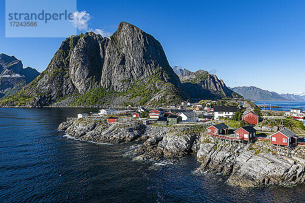 Häuser am Hafen von Reine  Lofoten  Norwegen