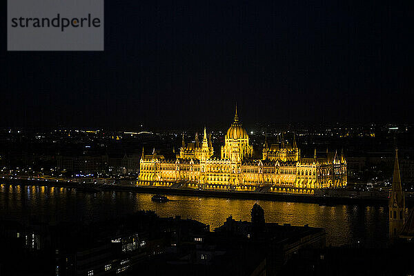 Beleuchtetes ungarisches Parlamentsgebäude in Budapest  Ungarn bei Nacht
