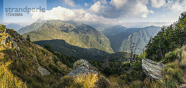 Italien  Lombardei  Panoramablick vom Gipfel des Monte Legnoncino auf dem Monte Legnone