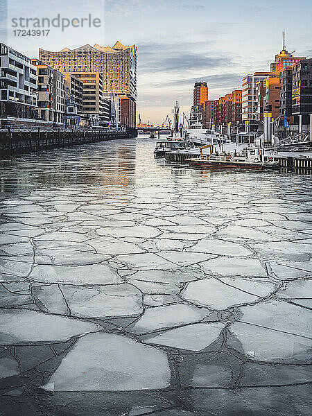 Deutschland  Hamburg  Eisbrocken im Wasser des Sandtorhafens im Winter