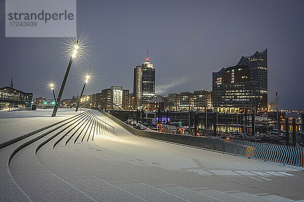 Deutschland  Hamburg  Elbphilharmonie bei Nacht im Winter