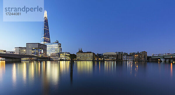 UK  England  London  Langzeitbelichtung der Themse in der Morgendämmerung mit London Bridge und The Shard im Hintergrund