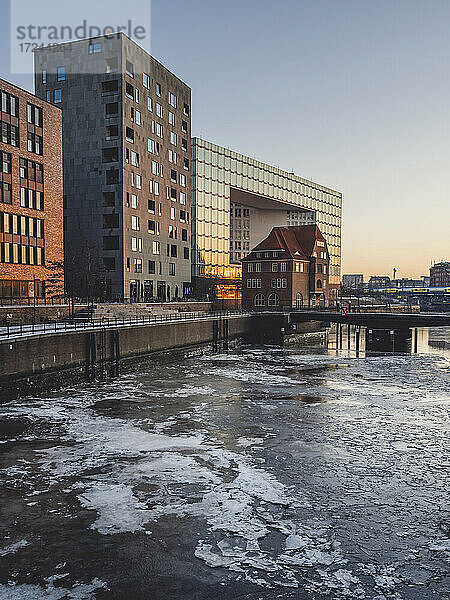 Deutschland  Hamburg  Gefrorenes Wasser des Brooktorhafens in der Abenddämmerung im Winter