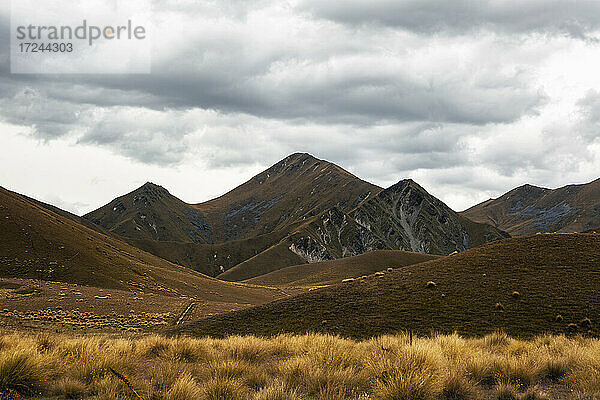 Braune Landschaft am Lindis Pass