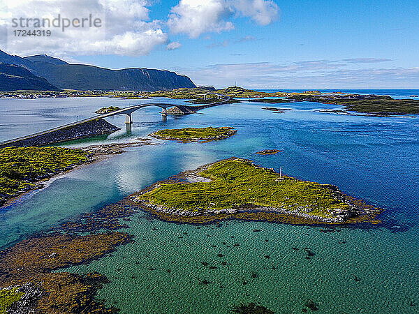 Norwegen  Nordland  Ramberg  Luftaufnahme der Fredvang-Brücken zwischen den Inseln Moskenesoya und Flakstadoya