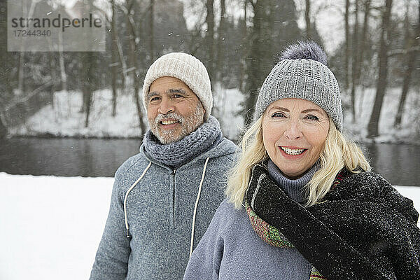 Lächelnde ältere Frau mit Mann im Park im Winter