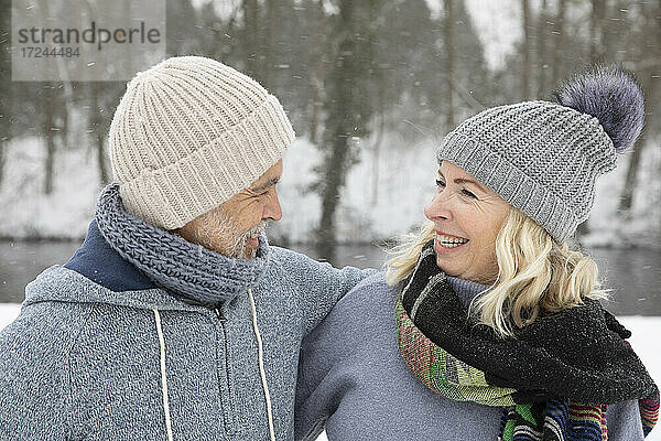 Glückliches älteres Paar in warmer Kleidung  das sich im Winter ansieht