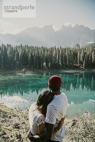 Paar  das sich umarmt  während es die Aussicht in der Nähe des Karersees in Südtirol  Italien  betrachtet