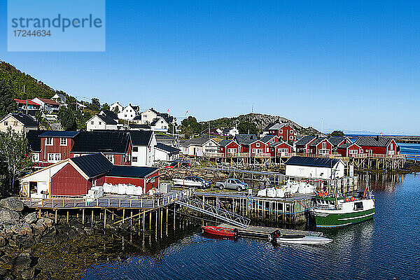 Dorf am Meer von Reine  Lofoten  Norwegen