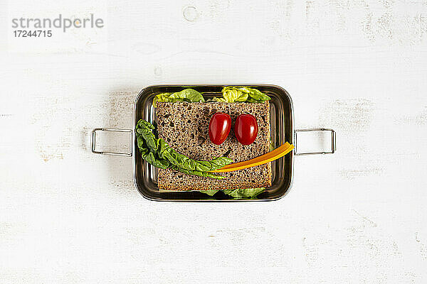Gemüse mit Sandwich auf Edelstahl-Lunchbox