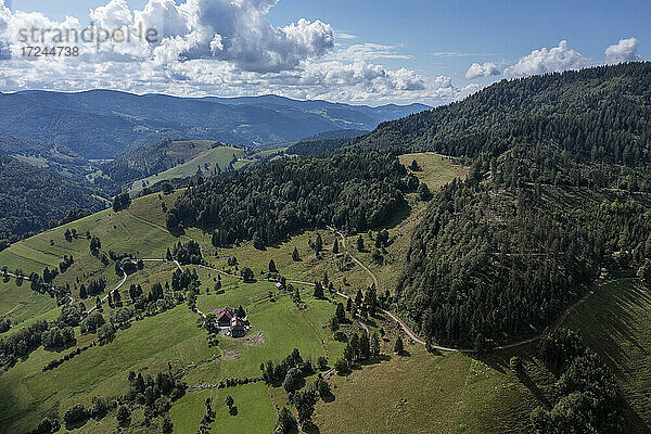 Drohnenansicht der Schwarzwaldkette im Frühherbst