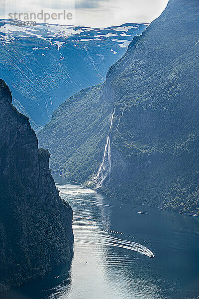 Norwegen  More og Romsdal  Blick auf den Wasserfall im Geirangerfjord