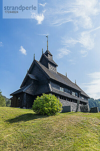 Norwegen  Vestfold og Telemark  Tokke  Eidsborg Stabkirche an einem sonnigen Tag