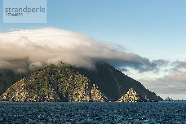 Dicke Wolken verhüllen die Küstenberge der Marlborough Sounds