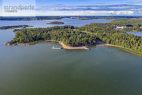 Finnland  Turku  Luftaufnahme der bewaldeten Insel Ruissalo