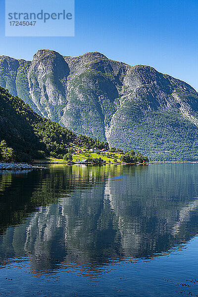 Berg  der sich im sauberen Wasser des Eid Fjords spiegelt