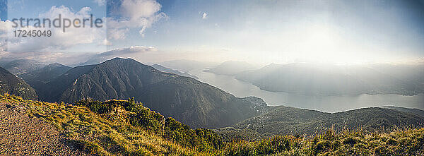 Italien  Lombardei  Panoramablick vom Gipfel des Monte Legnoncino am Comer See