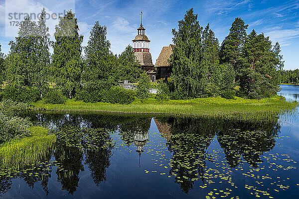 Hölzerne Kirche spiegelt sich im glänzenden See