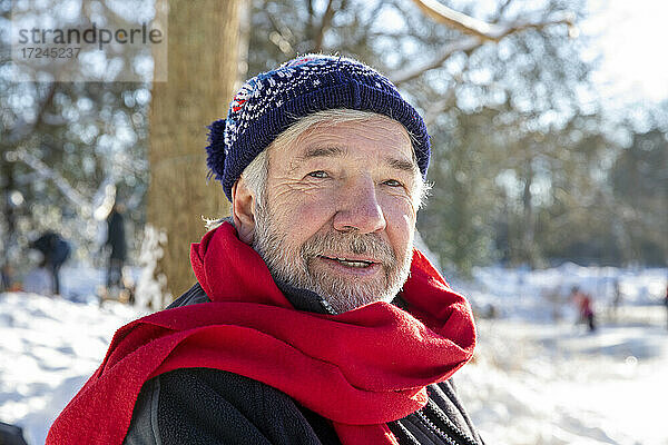 Älterer Mann mit rotem Schal im Winter