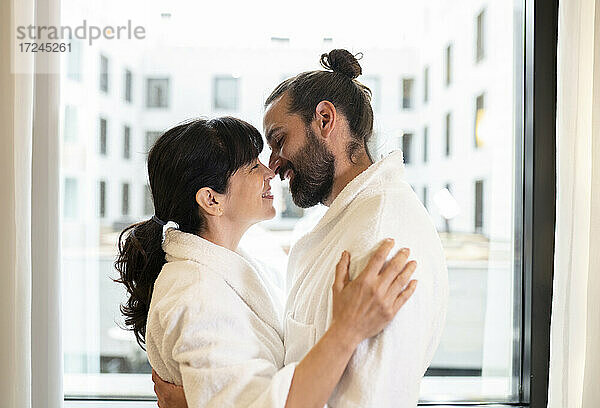 Reifes Paar macht Romantik in Hotelsuite
