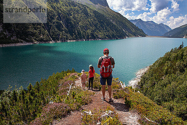 Mann mit Töchtern beim Wandern am Berg im Zillertral  Österreich