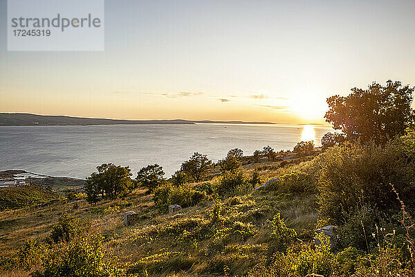 Hügel am Meer während des Sonnenuntergangs an der Adria in Omis  Dalmatien  Kroatien