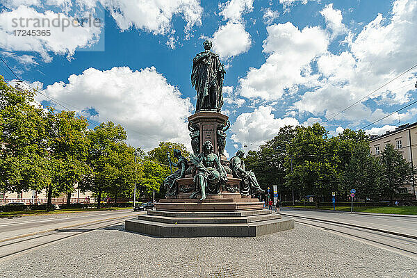 Denkmal von König Maximilian II. vor dem Himmel in München  Bayern  Deutschland