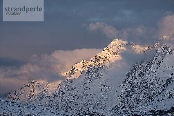 Norwegen  Tromso  Verschneite Berge bei Sonnenaufgang