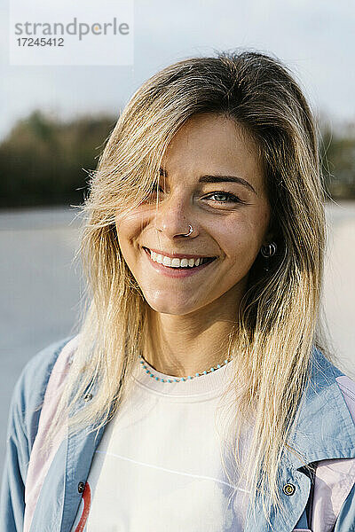 Schöne Frau mit Nasenring im Skateboardpark