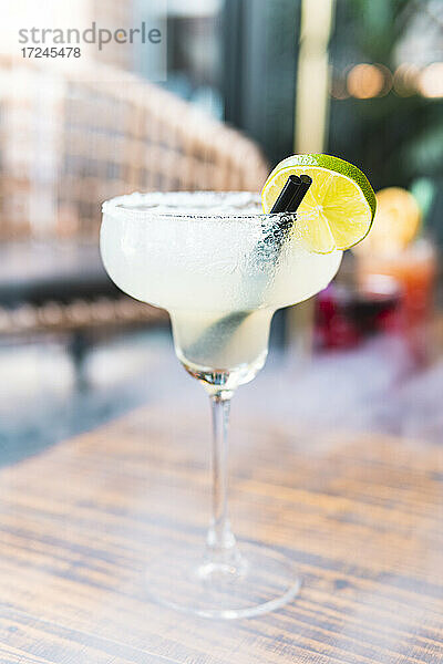 Martini-Glas mit Cocktail auf dem Tisch an der Bar