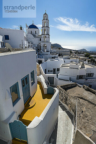 Griechenland  Santorini  Pyrgos  Häuser eines weiß getünchten Dorfes mit Kirche im Hintergrund
