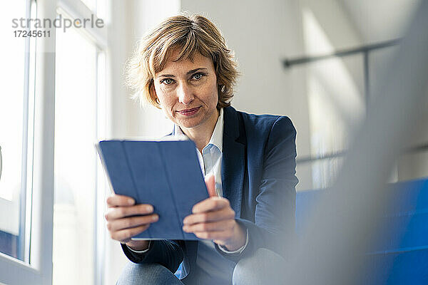 Geschäftsfrau mit digitalem Tablet in der Industrie