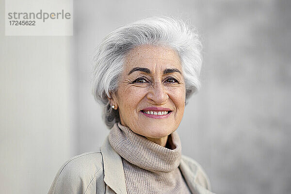 Frau mit grauem Haar lächelnd