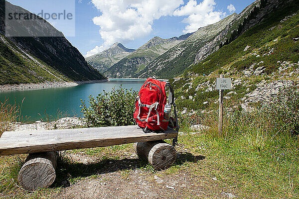 Rucksack auf einer Holzbank an einem sonnigen Tag im Zillertal  Österreich