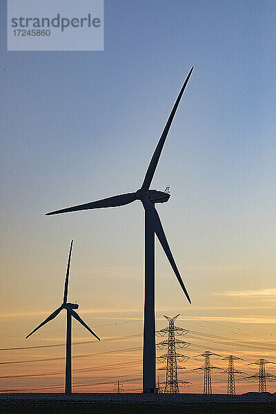 Deutschland  Nordrhein-Westfalen  Niederaußem  Windkraftanlagen bei Sonnenuntergang