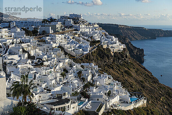Griechenland  Santorini  Fira  Weiß getünchte Häuser der Stadt am Rande der Caldera