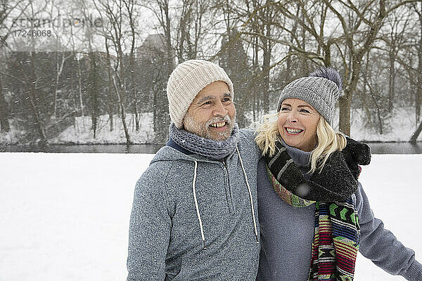 Älteres Paar in warmer Kleidung lächelnd im Park