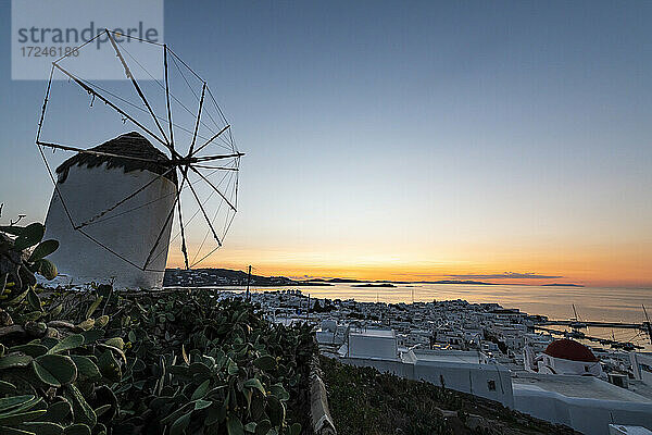 Griechenland  Mykonos  Horta  Bonis Windmühle bei Sonnenuntergang