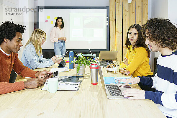 Geschäftsleute nutzen Technologien im Sitzungssaal im Büro