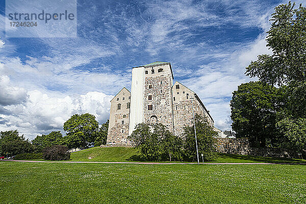 Finnland  Turku  Rasen vor der Burg von Turku