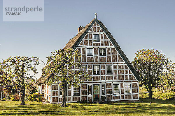 Deutschland  Altes Land  Jork  Fassade eines Fachwerkbauernhauses im Frühling