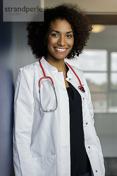Lächelnde Ärztin an der Wand im Krankenhaus