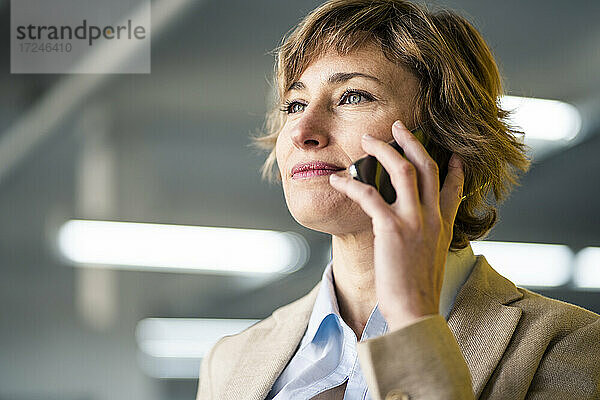 Reife Geschäftsfrau im Gespräch mit dem Mobiltelefon