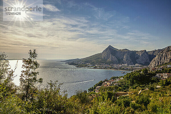 Kroatien  Gespanschaft Split-Dalmatien  Omis  Sonnenuntergang über der Küstenstadt am Zusammenfluss von Adriatischem Meer und Cetina