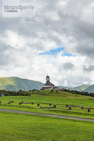 Kirche in der Nähe des Wikingermuseums Lofotr in Vestvagoy  Lofoten  Norwegen