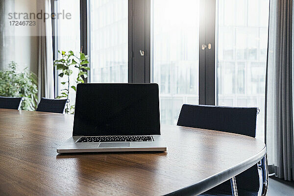Laptop auf dem Tisch im Sitzungssaal eines modernen Arbeitsplatzes